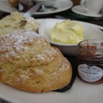 Scones mit clotted cream und strawberry jam- eine englische Koestlichkeit!