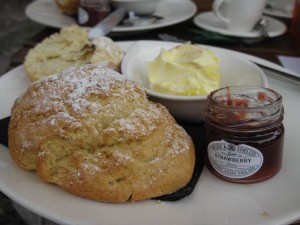 Scones mit clotted cream und strawberry jam- eine englische Koestlichkeit!