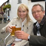 auch Conny und Roland schmeckt das englische Bier