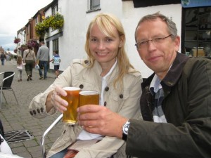 auch Conny und Roland schmeckt das englische Bier