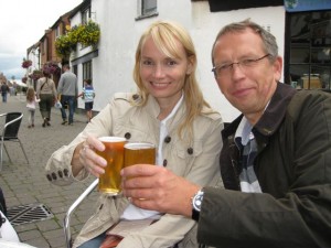 auch Conny und Roland schmeckt das englische Bier